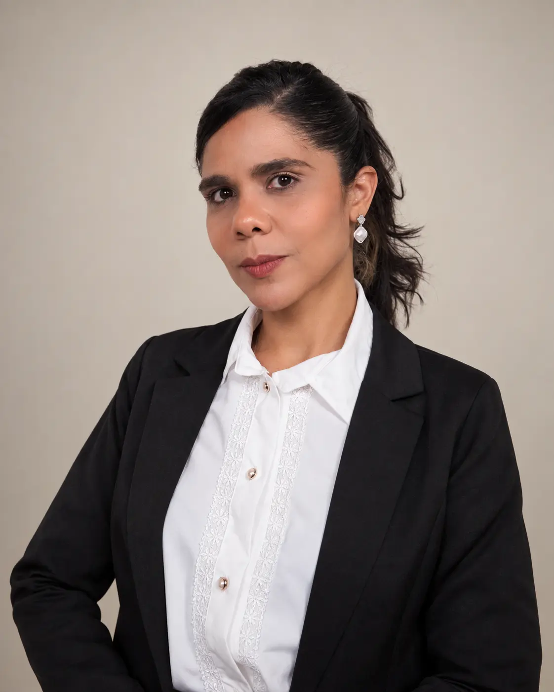 Retrato profissional da psicóloga Ticiane Cruz